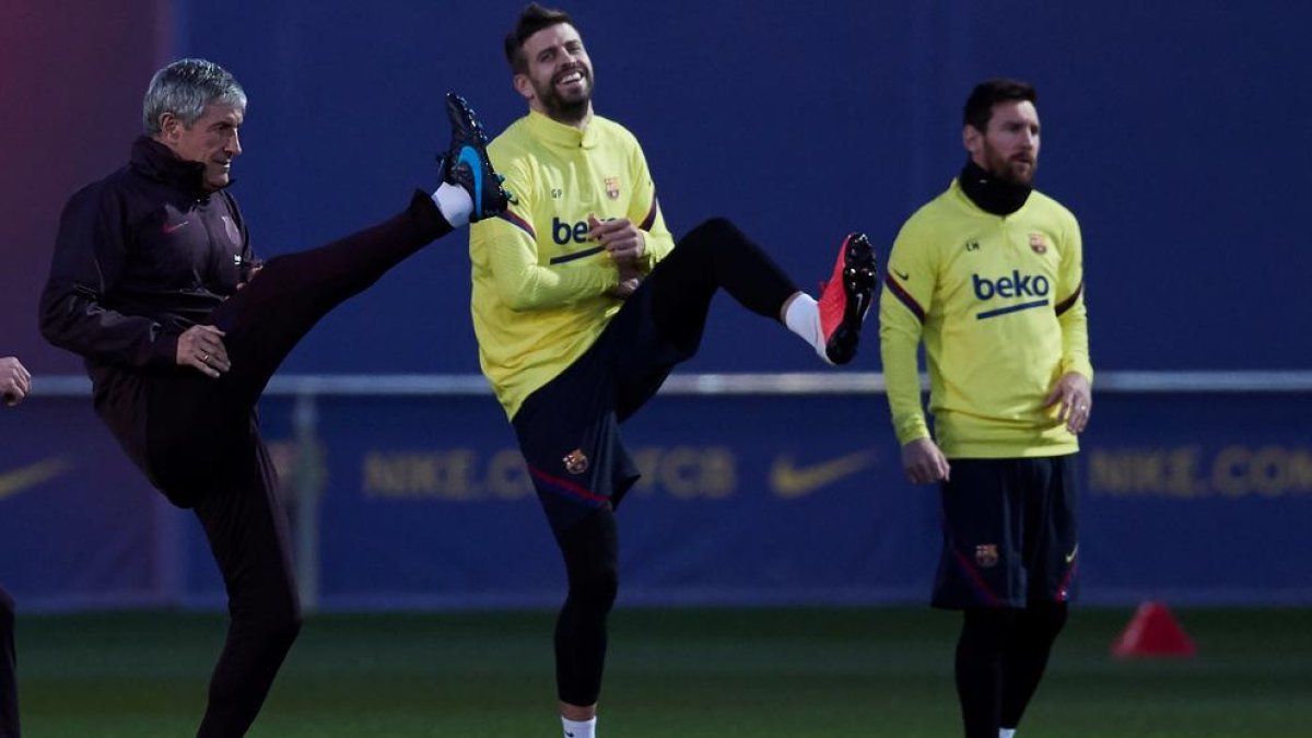 Piqué y Messi junto al entrenador Quique Setién durante el entrenamiento.