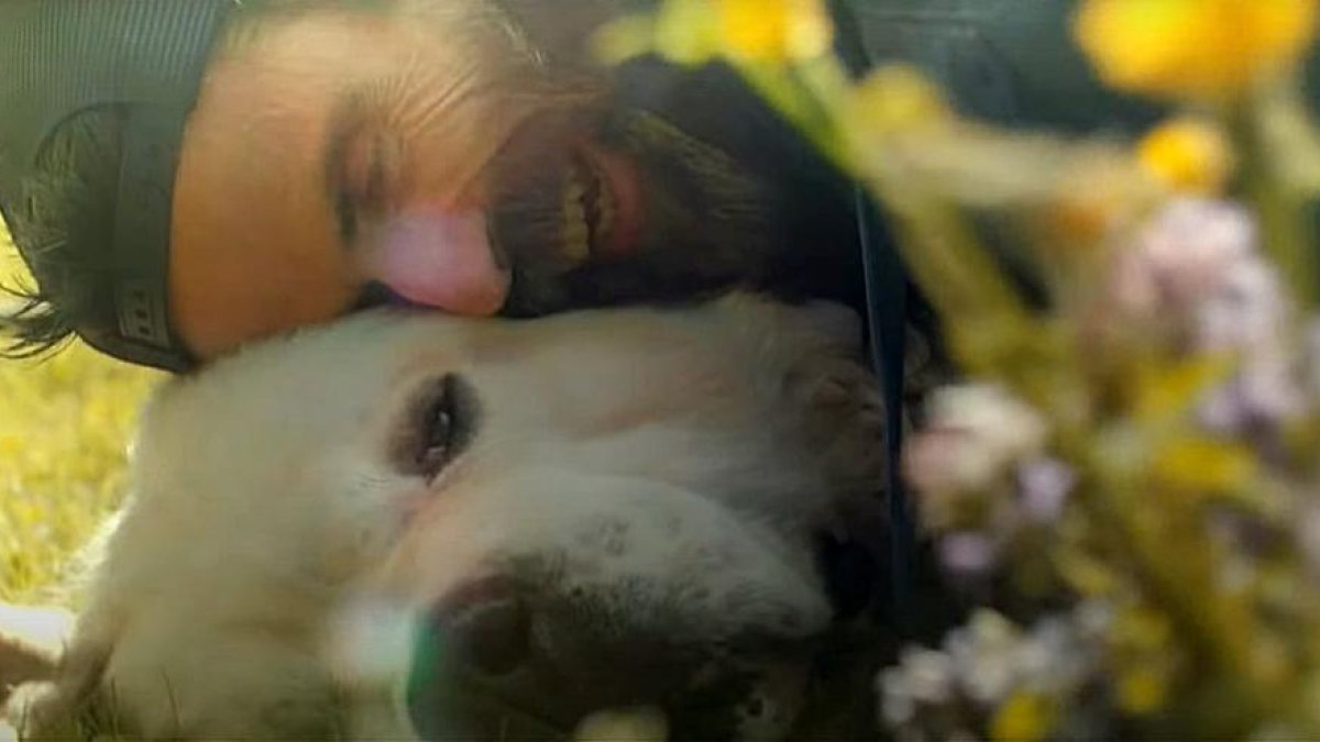 Pau Donés disfrutando con su perro Fideos en la montaña.