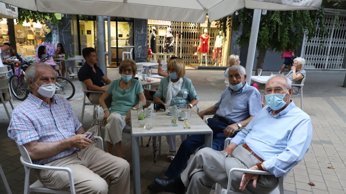 Diversos veïns van gaudir ahir de l’últim dia amb les terrasses i bars oberts, fins a nou avís.