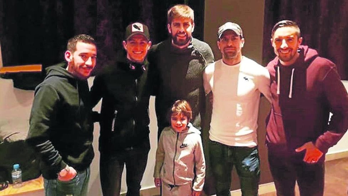 Piqué i el seu fill Milan, amb jugadors de l’Andorra.