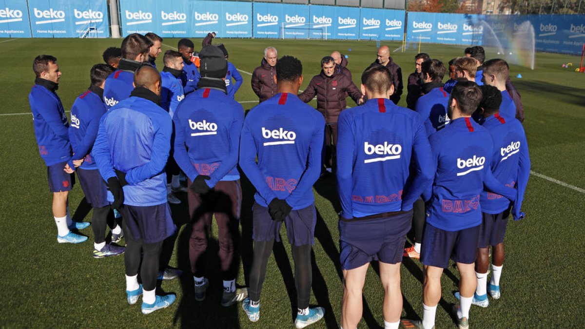 Ernesto Valverde, ayer con los jugadores del Barcelona en la última sesión de entrenamiento que dirigió.