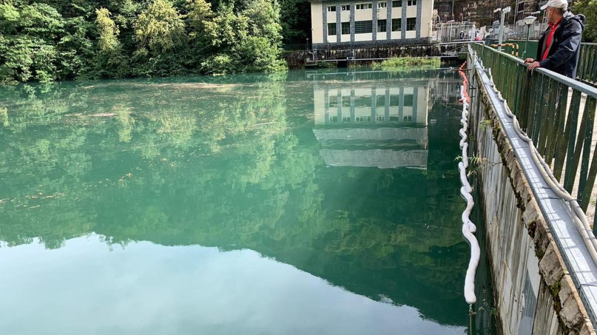 Una de les barreres de contenció que es van instal·lar a la presa de Sant Joan de Toran.