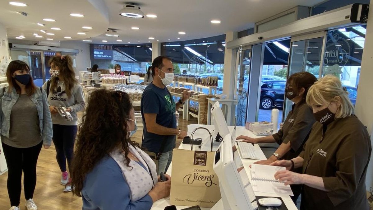 Compradores ayer por la tarde en una de las tiendas de Torrons Vicens.
