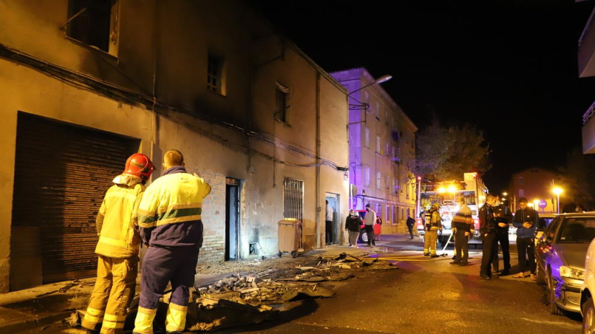 Las llamas también dañaron tres vehículos estacionados y las fachadas de varios inmuebles.