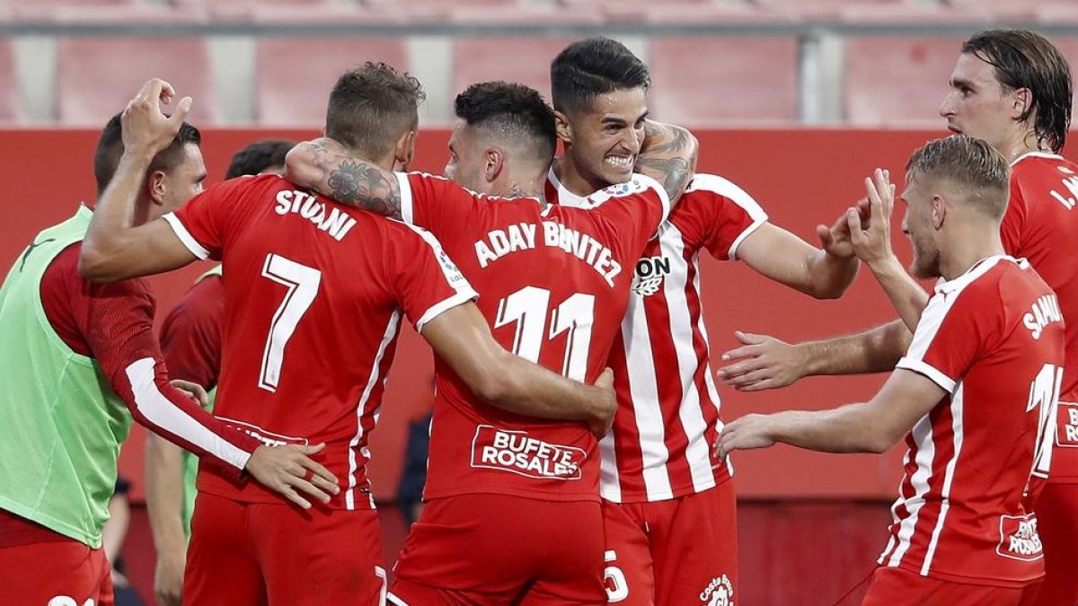 Los jugadores del Girona celebran el gol de Stuani que les dio la victoria ayer.
