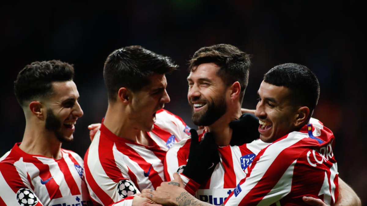 Los jugadores colchoneros festejan el segundo tanto que dejó la clasificación sentenciada.