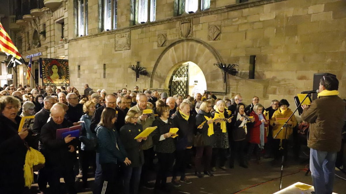 Por la libertad  -  Los cantaires de la Plaça Paeria de Lleida se reunieron ayer, como cada lunes desde hace 116 semanas, para exigir la puesta en libertad de los dirigentes independentistas encarcelados por el 1-O y el libre retorno de los que se ...