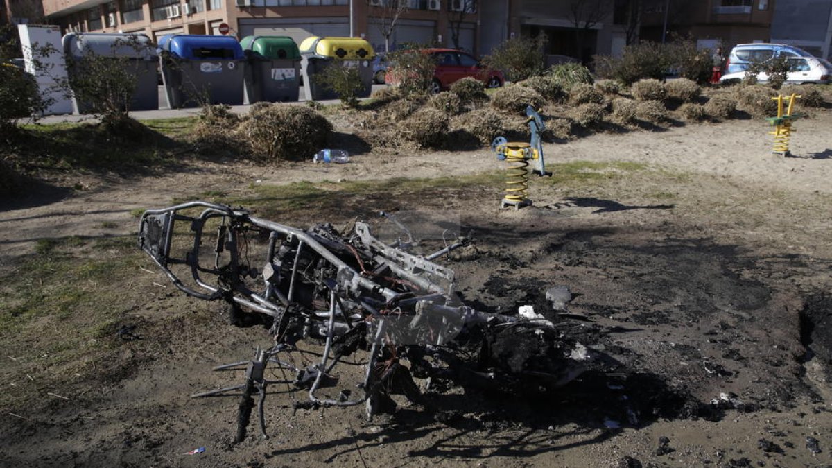 Moto calcinada al barri de Balàfia