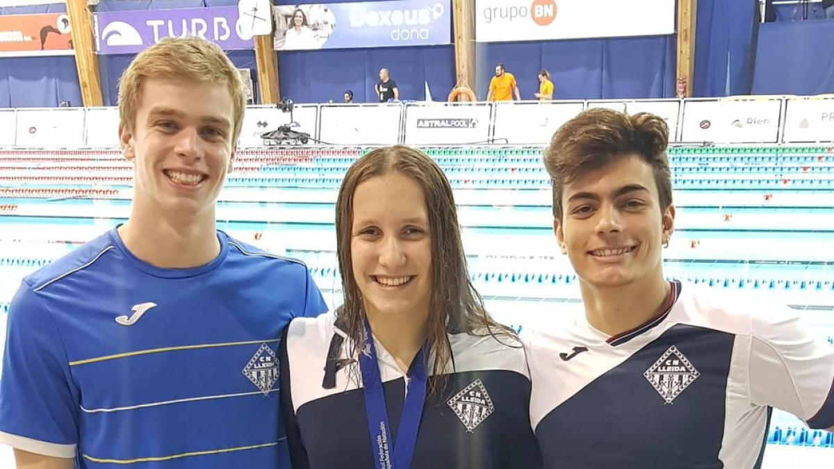 Paula Juste, con la medalla, escoltada por Miret y Juárez.