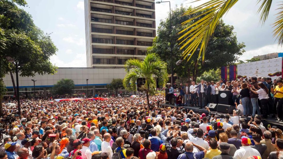 Manifestantes contrarios a Maduro, ayer, en Caracas.