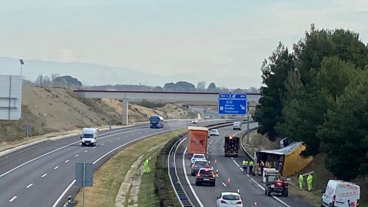 Una imagen del camión volcado este martes en la autovía en Alpicat.