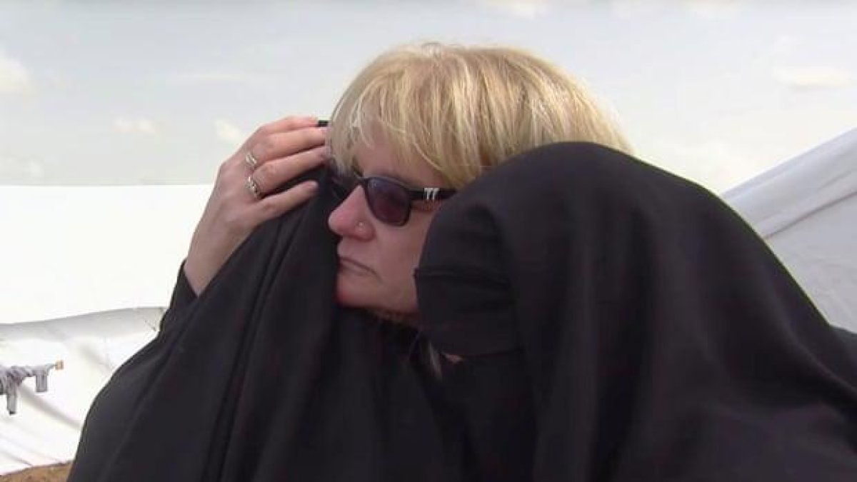 La abuela australiana de los niños Sharrouf trata de llevarlos a casa.