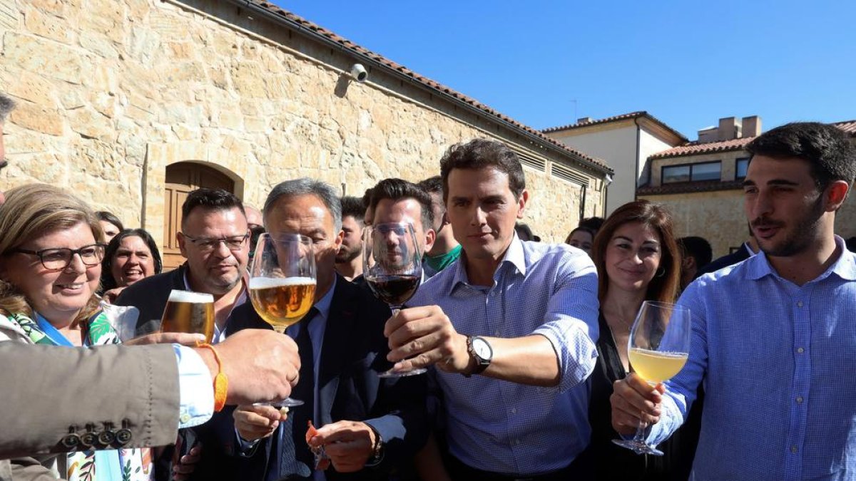 El líder de Ciutadans brindant durant un acte a Salamanca, ahir