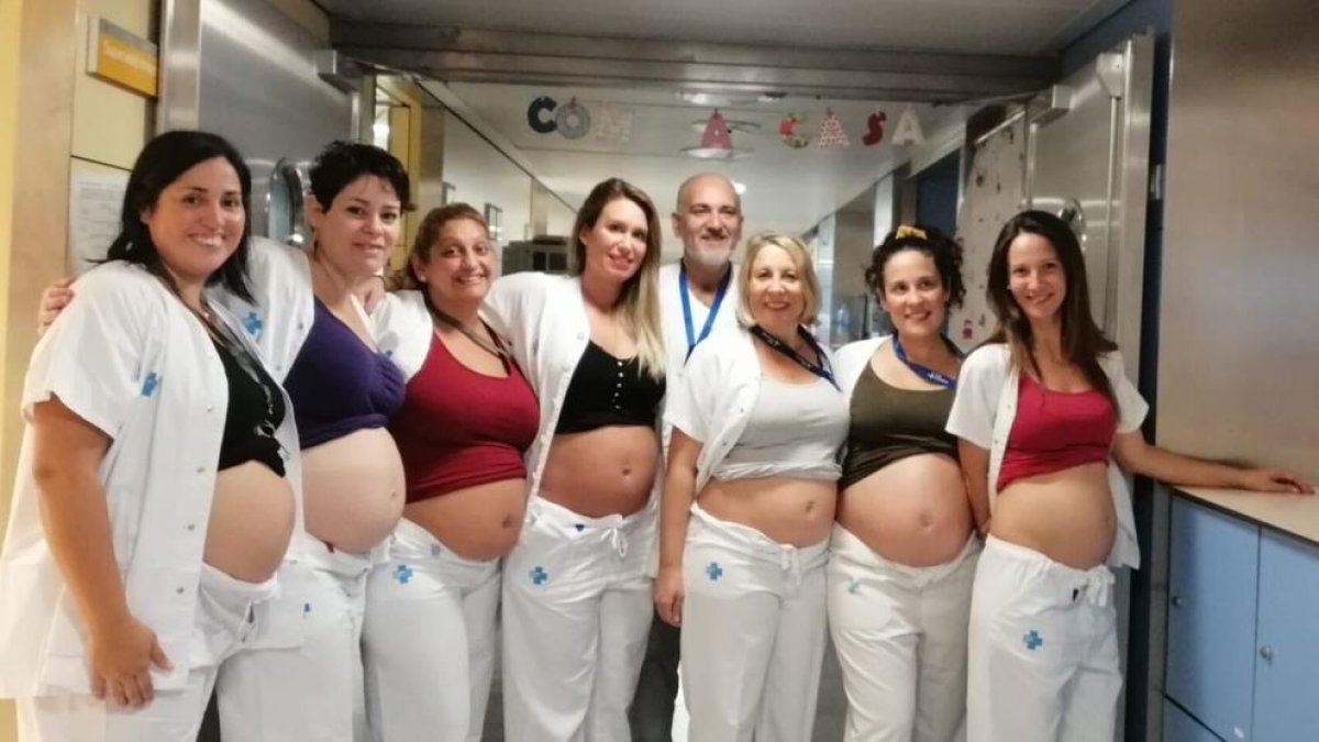 Set infermeres de l'àrea Neonatal del Vall d'Hebron, embarassades alhora