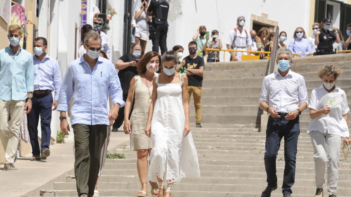 Paseo real - Felipe VI y Letizia con la presidenta balear, Francina Armengol, y el ministro del Interior, Fernando Grande-Marlaska, visitaron ayer Alaior (Menorca). Marlaska confirmó hace unos días que el Estado continúa costeando la seguridad ...