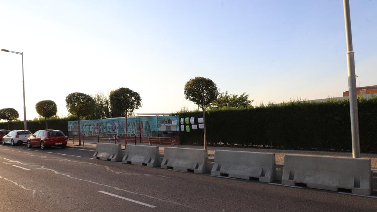 Places d’aparcament precintades per evitar aglomeracions davant el col·legi Pinyana.