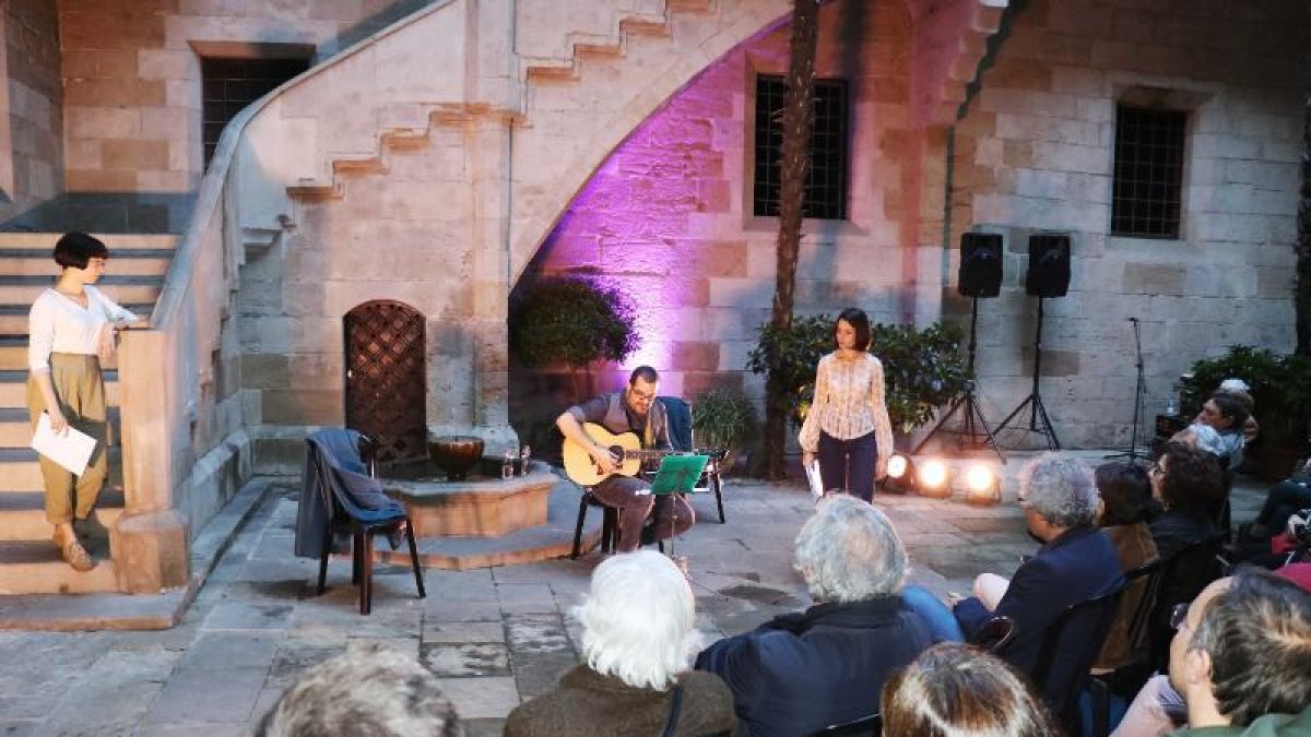 El pati de l’IEI va acollir ahir el recital, a càrrec de Joan Baró, Aitana Giralt, Iona Balcells i Teresa Ibars.