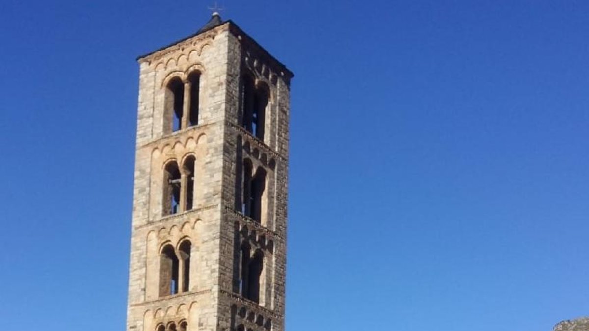 Las universitarias delante de la iglesia de Sant Climent de Taüll.