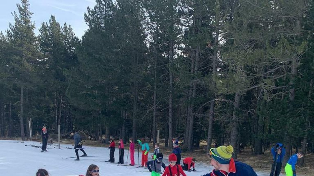 Alumnos de la escuela La Salle de La Seu d’Urgell participaron ayer en la primera sesión de esquí en la estación de Aransa.