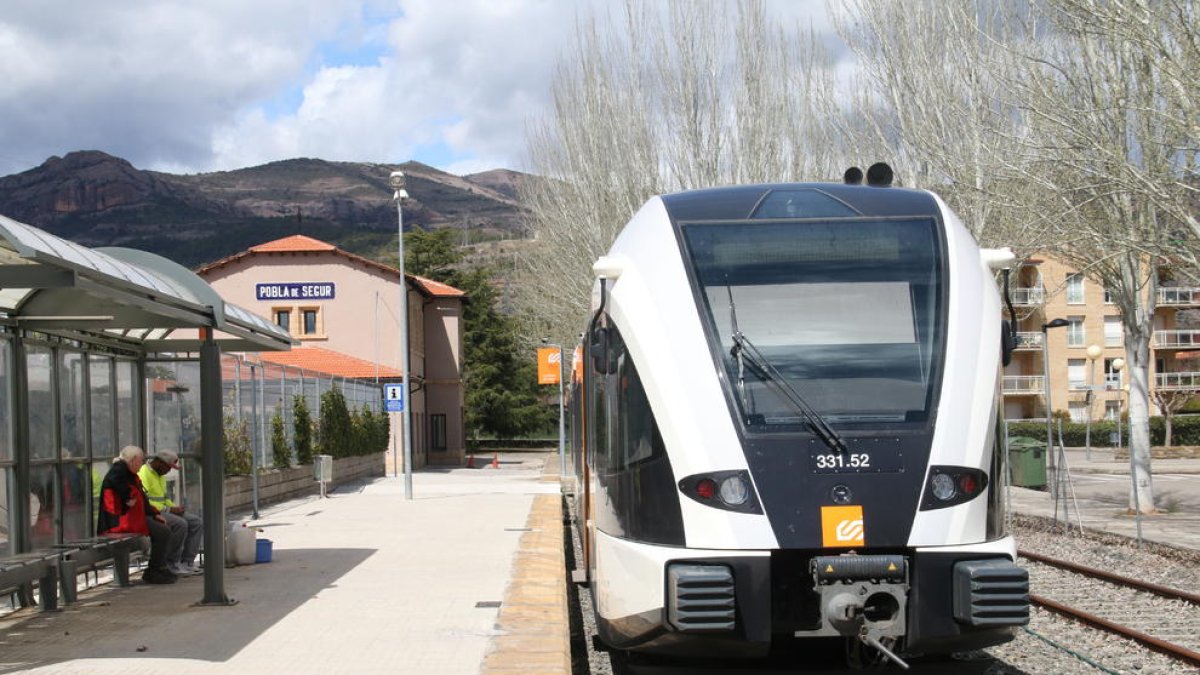 Imagen de archivo de uno de los trenes de la línea de La Pobla.