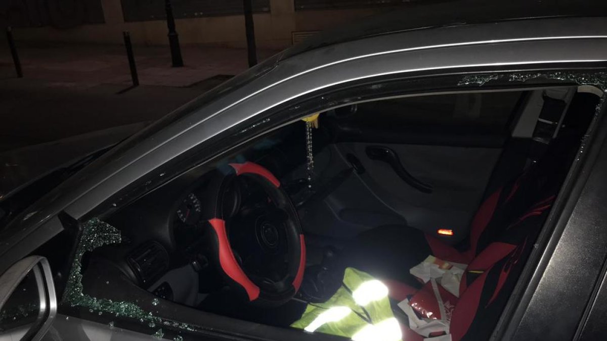Imatge del vidre del conductor trencat del vehicle en què van robar.