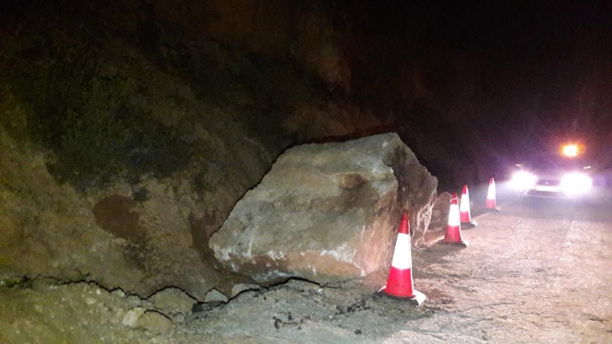 Imagen de la roca que cayó ayer sobre la carretera C-233 en La Granadella, ya en un margen de la vía.