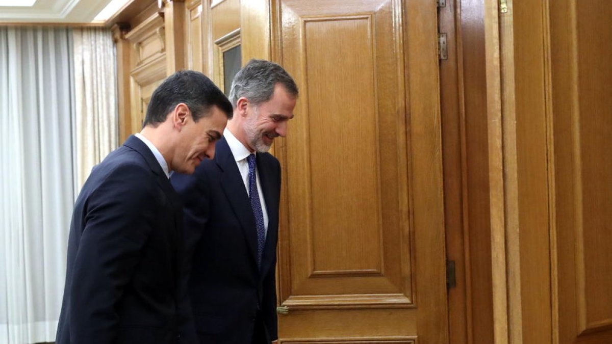 El rei i Pedro Sánchez, camí de la reunió per tractar la investidura.
