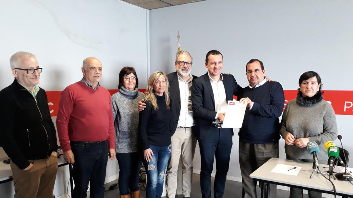 Ordeig (tercero por la derecha) entregando ayer los avales.