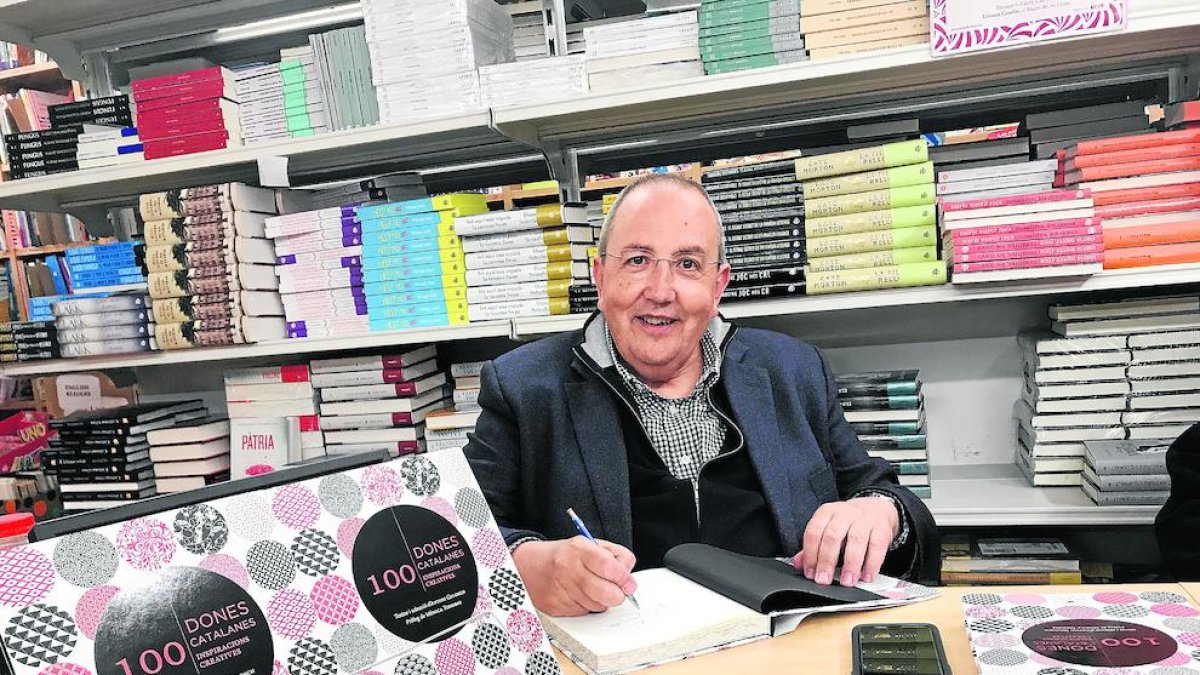 Antoni Gelonch va presentar ahir a la llibreria Caselles ‘100 dones catalanes’.