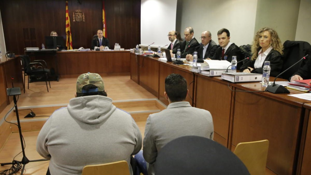 Els dos acusats, amb Ismael Rodríguez Clemente a la dreta, ahir en el primer dia de judici a l’Audiència Provincial de Lleida.