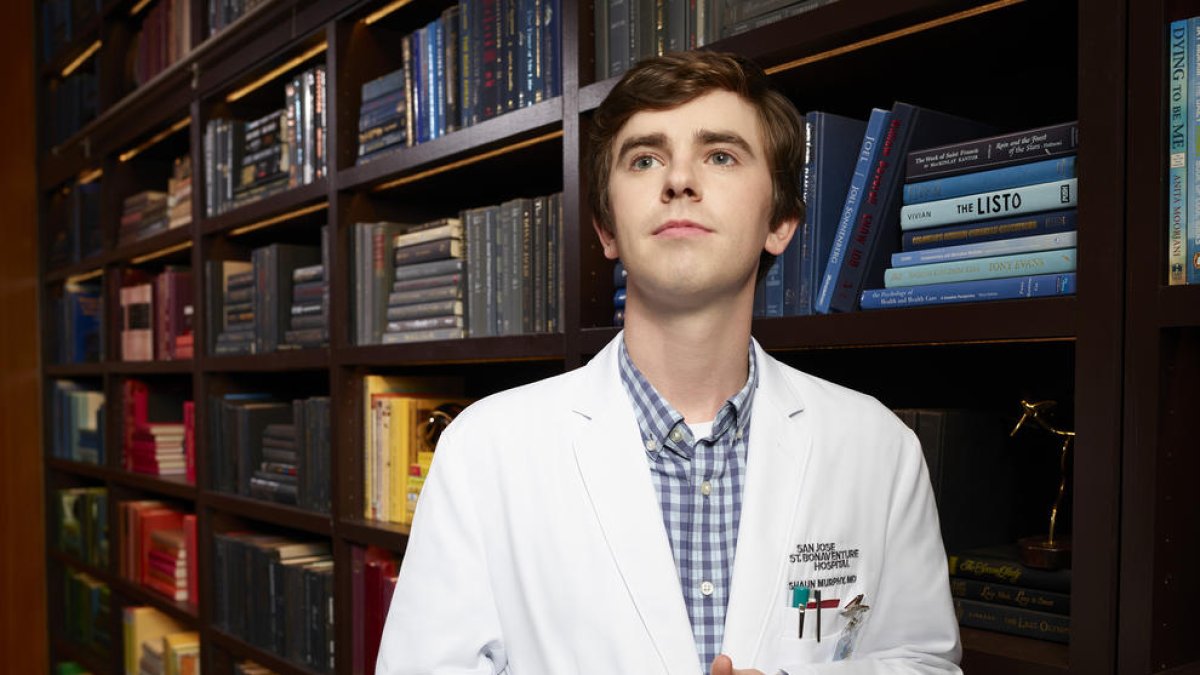 Freddie Highmore es el doctor Shaun Murphy, que sufre autismo.