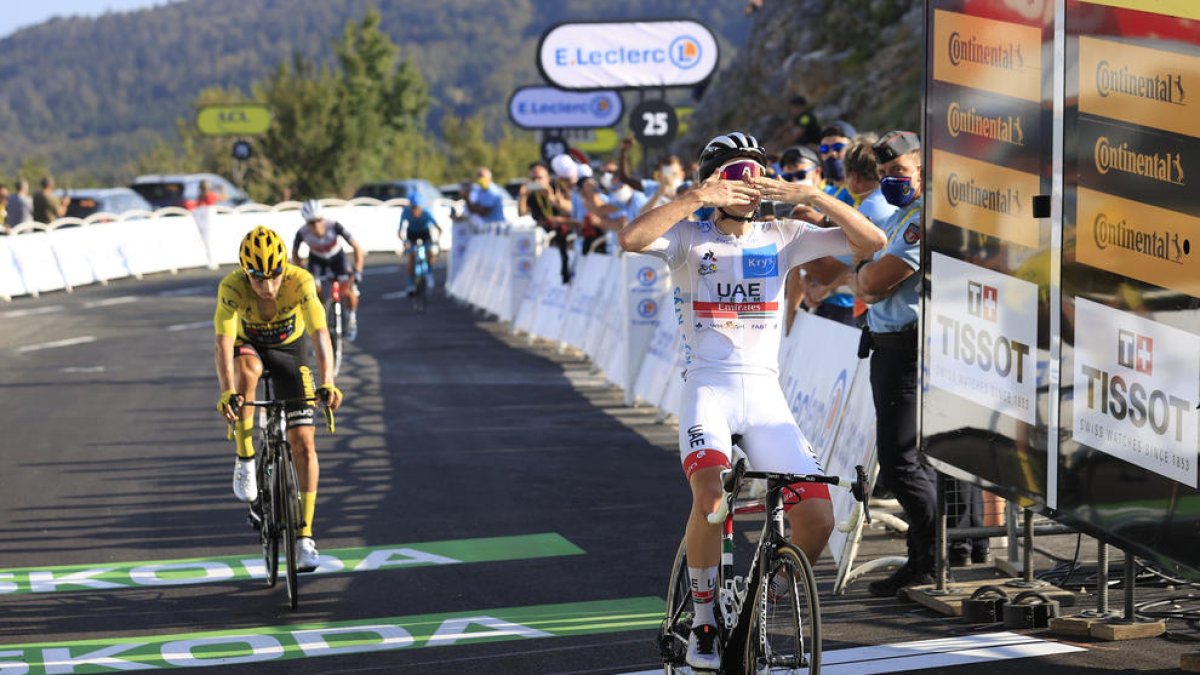 El esloveno Tadej Pogacar, en el momento de cruzar la meta.