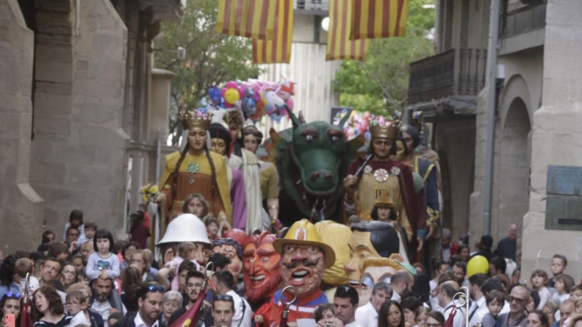 Els bastoners, els gegants, capgrossos, el ball de cavallets i Lo Marraco van fer les delícies de grans i petits ahir a la plaça Paeria durant el pregó popular.