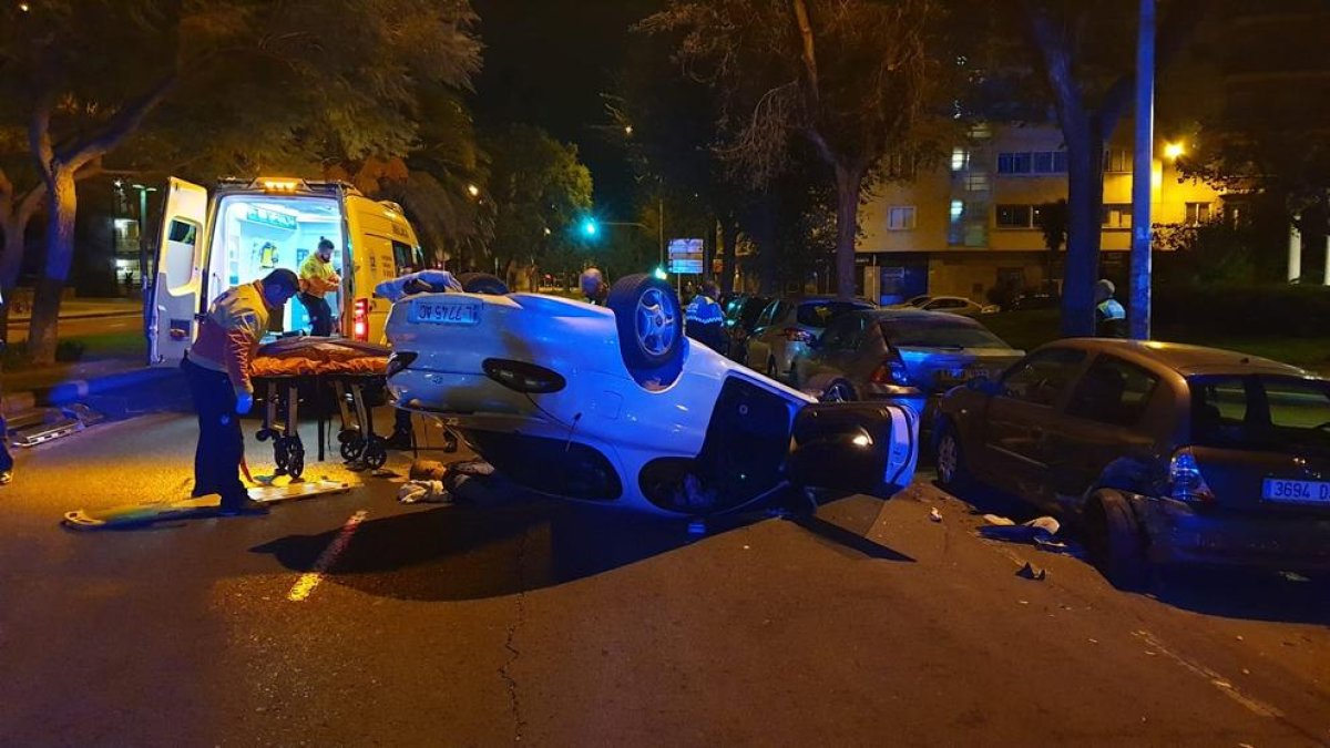Un conductor borracho estrella su coche en el casco urbano de Reus