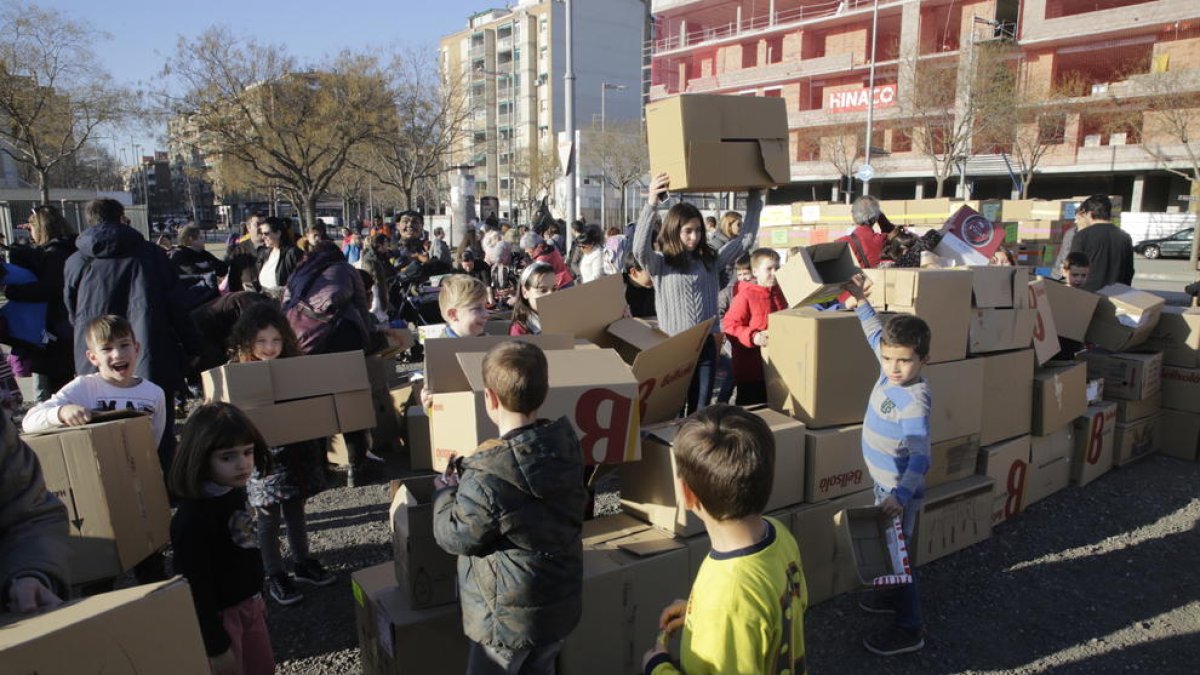 El pasado febrero, los vecinos de Cappont reivindicaron el instituto haciendo uno con cajas de cartón.