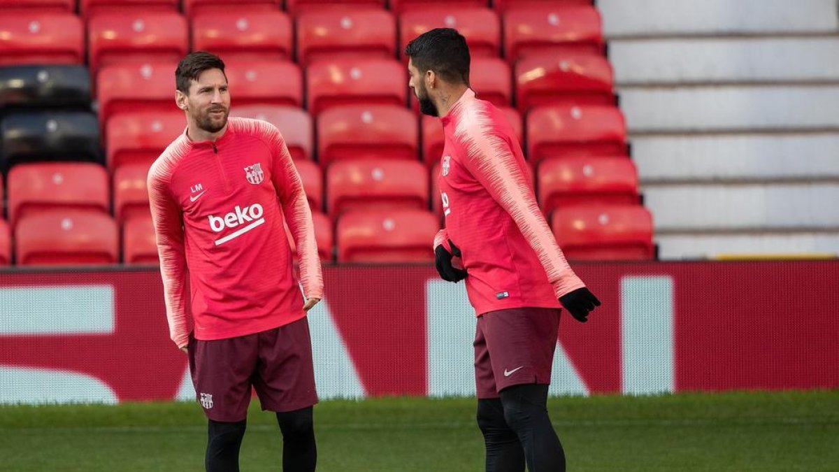 Leo Messi i Luis Suárez, ahir durant la sessió d’entrenament a Old Trafford.