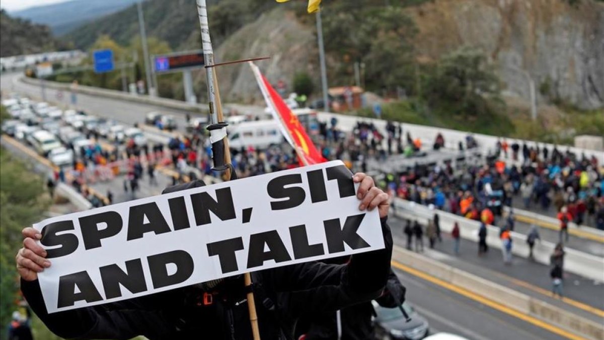 El lema de Tsunami per al partit.