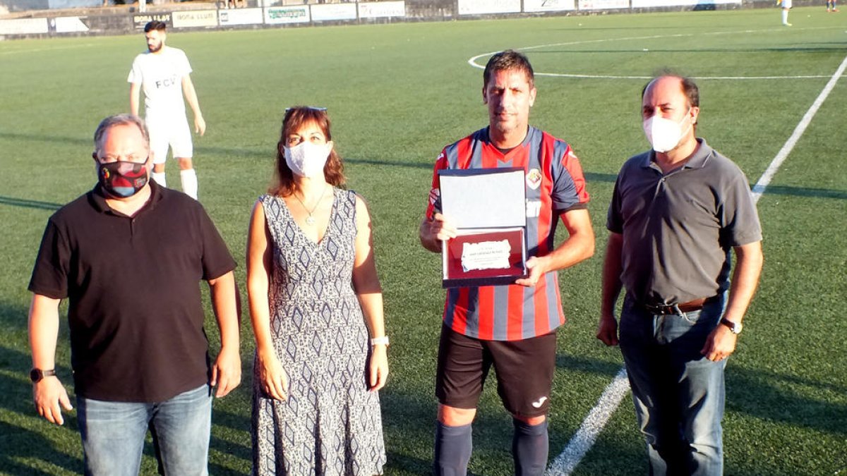 Capdevila, junto a la alcaldesa Alba Pijuan, el concejal  Silveri Caro y el presidente del club Gerard Caro.