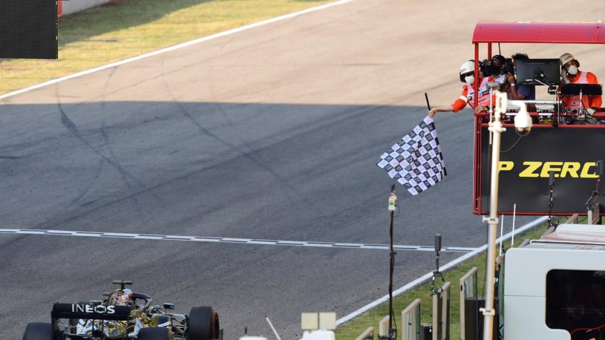 Lewis Hamilton creua victoriós la línia de meta al circuit de Mugello.