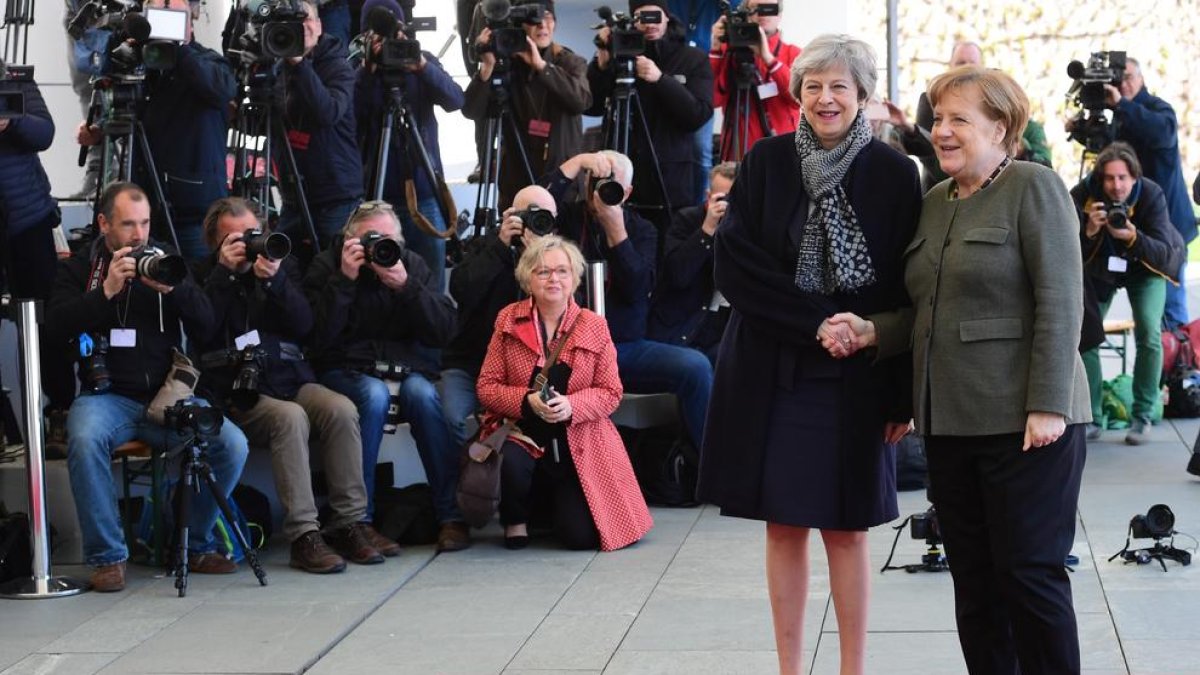 La primera ministra británica, Theresa May, y la canciller alemana, Angela Merkel, ayer en Berlín.