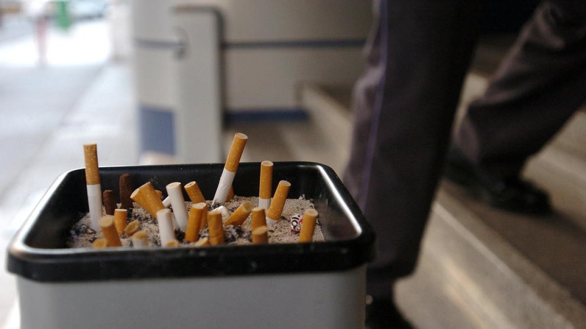 Un cenicero en la entrada de un centro de trabajo.