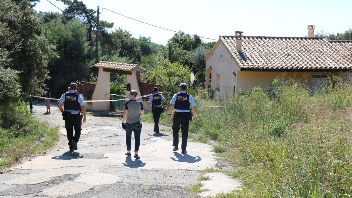 Mossos buscando indicios en la zona donde apareció el cadáver.