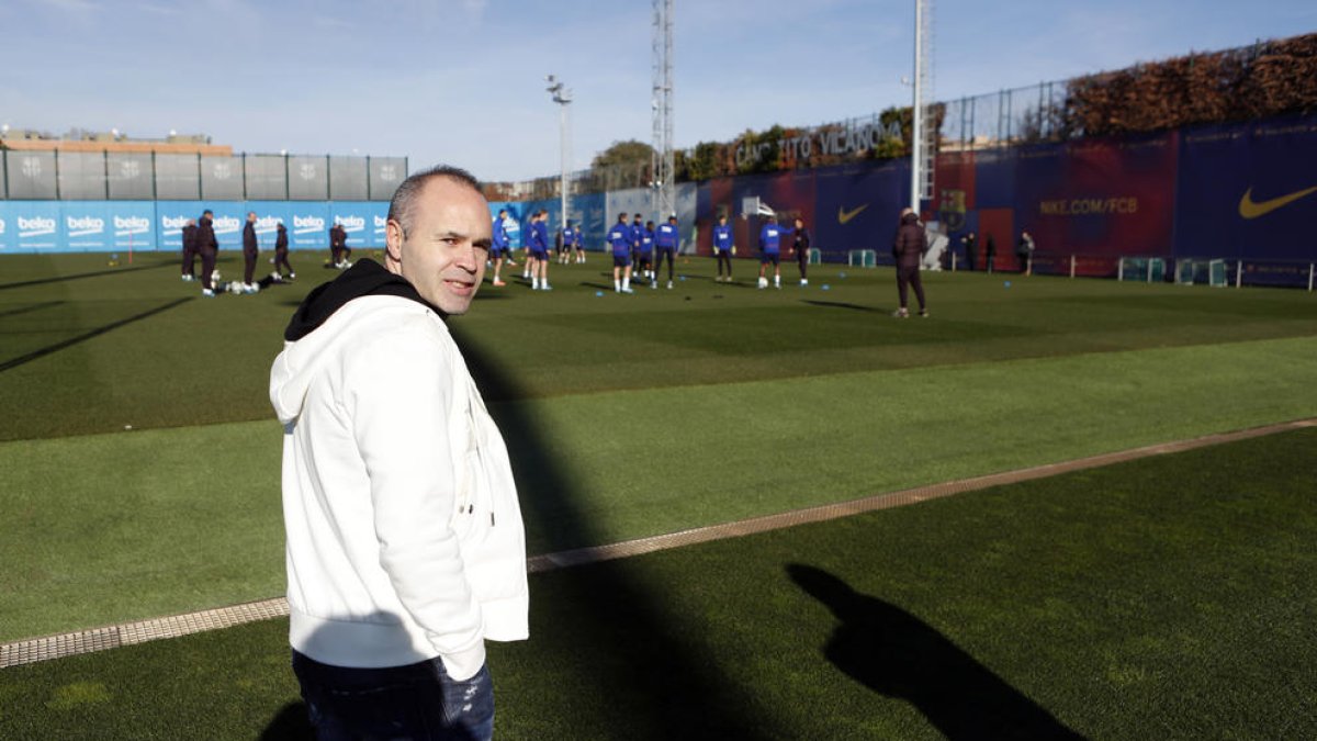 Andrés Iniesta va assistir ahir a l’entrenament del FC Barcelona.