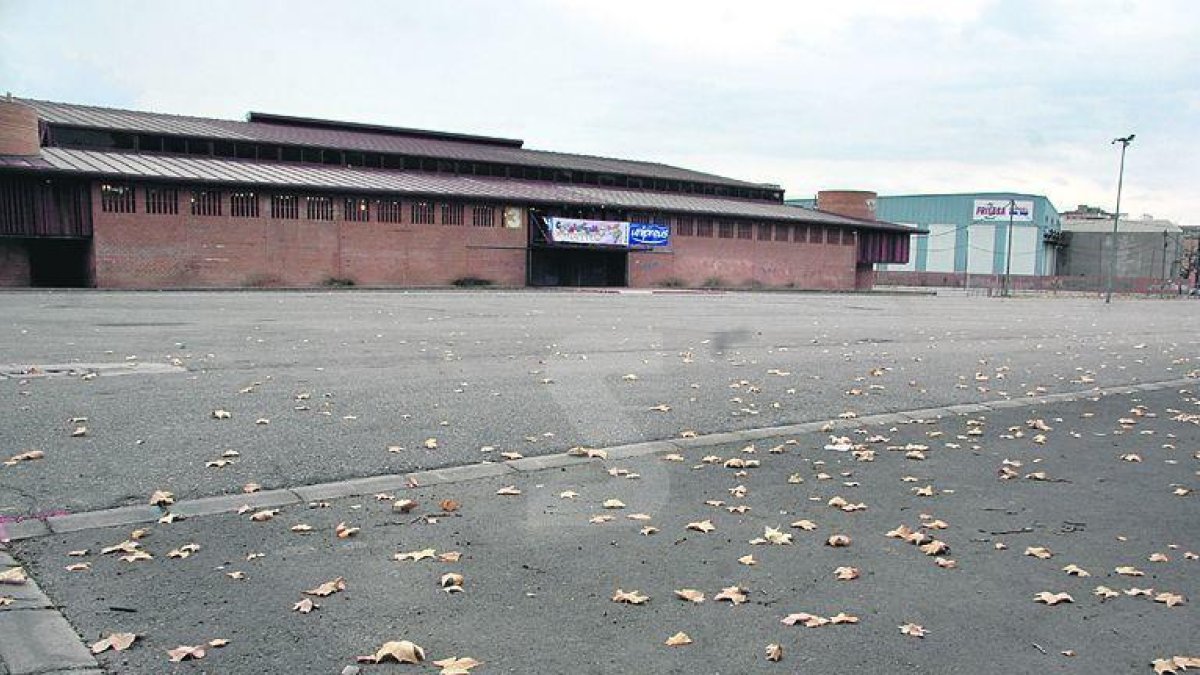 El POUM preveu traslladar els pavellons per ampliar els Camps Elisis i construir pisos