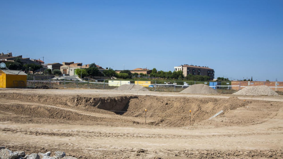 Els treballs de construcció de la primera piscina de Vilagrassa.