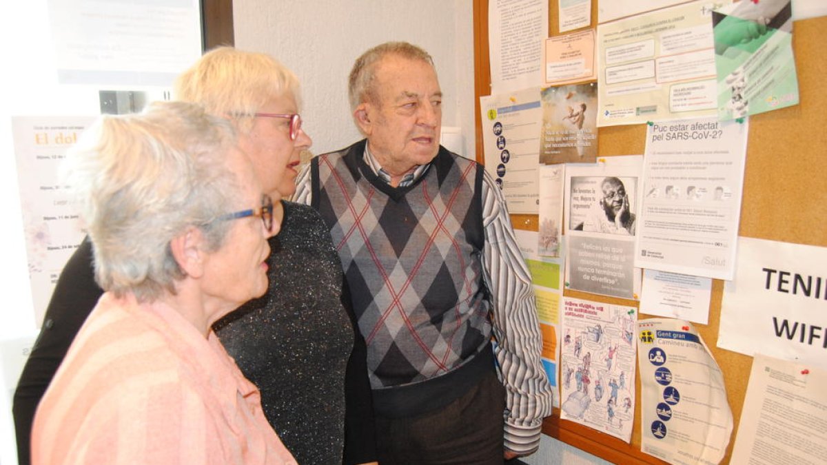 Usuarios de la tercera edad de Mollerussa consultan recomendaciones por el coronavirus.