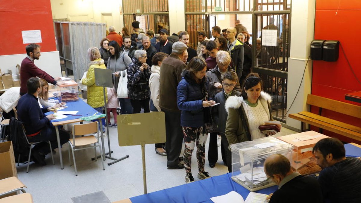 Colas para votar en un colegio electoral de Cappont.