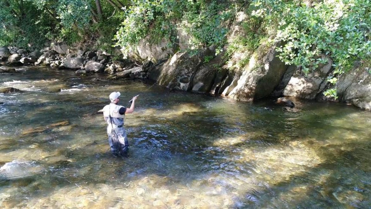 Un pescador en el río Valira el pasado domingo.