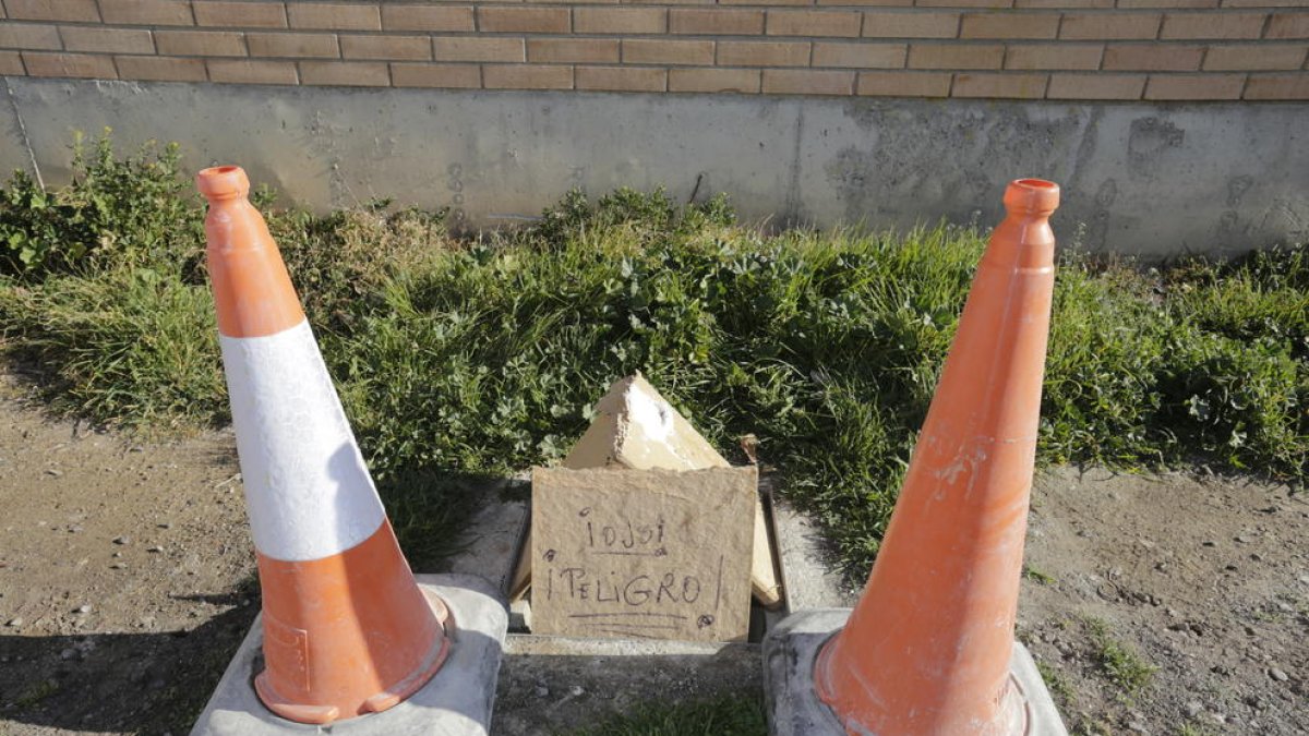 Els ‘pous’ estan tapats provisionalment d’aquesta manera, i senyalitzats amb cons i un cartell.