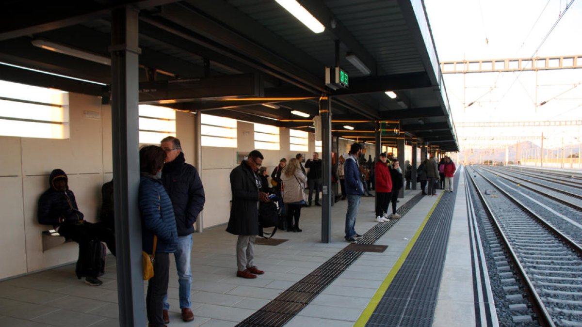 Los pasajeros esperando el tren en la nueva estación de Cambrils.
